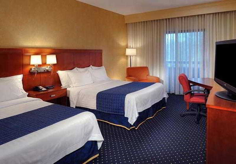 Courtyard By Marriott Chicago Waukegan / Gurnee Hotel Room photo